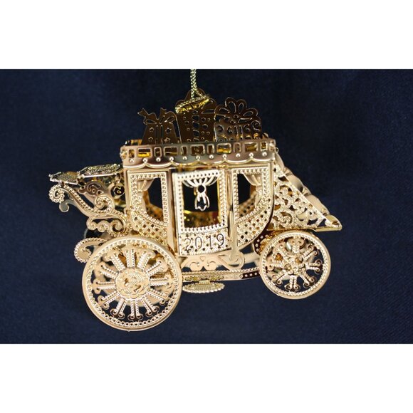 Danbury Mint 2019 Gold Plated Carriage/Stage Coach Ornament 2019 Edition With In - Picture 4 of 4